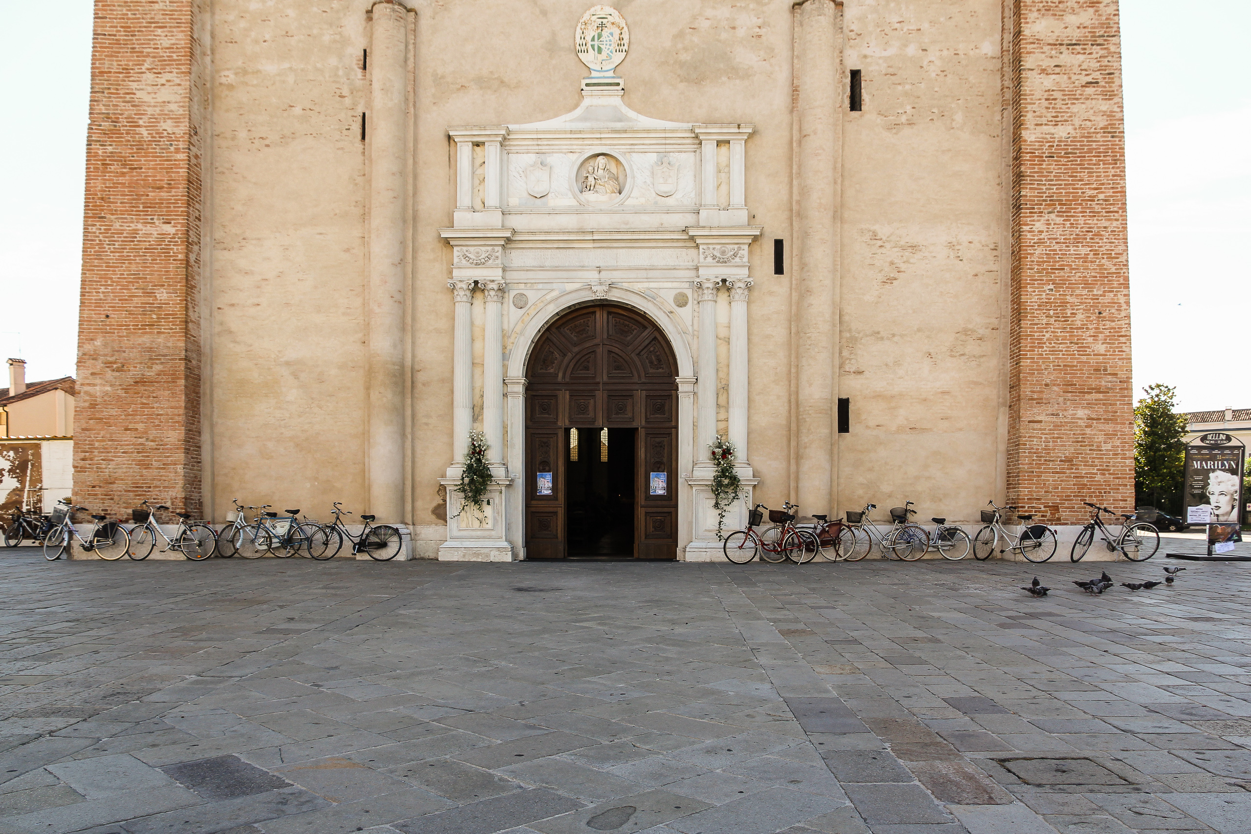 Sonntagfrüh in Montagnana: die Räder lehnen ungeniert am Domportal